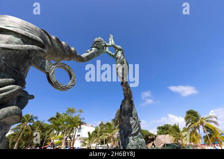 Playa del Carmen, Mexiko, 20. Oktober 2021: Portal Maya Statue im Playa Del Carmen Founders Park, Parque Fundadores, in der Nähe der 5th Avenue, der Qiunta Avenida und eines Cozumel Fährterminals Stockfoto