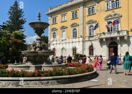 Hochzeitsgäste warten auf die Ankunft der Braut und des Bräutigams vor dem Rathaus an einem sonnigen Sommertag, Alassio, Savona, Ligurien, Italien Stockfoto