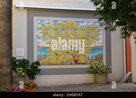 Keramikkunst von Binny Dobelli an einer Wand des Borgo Coscia Viertels im historischen Zentrum von Alassio, Savona, Ligurien, Italien Stockfoto