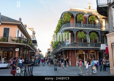 Malerischer typischer Balkon im historischen Gebäude im französischen Viertel von New Orleans, USA Stockfoto