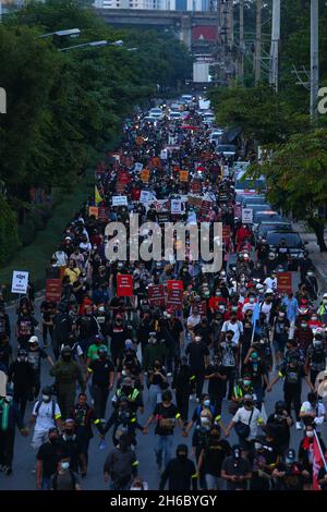 Bangkok, Bangkok, Thailand. November 2021. Acht Gruppen pro-Demokratie organisierten eine Aktivität, um sich gegen die Entscheidung des Verfassungsgerichts vom 10. November zu wehren, wonach die Thammasat Coalition und die 10. Kundgebung 10 Reformvorschläge für die Monarchie vorgelegt hatten. Im vergangenen August galt sie als Sturz des demokratischen Regimes. (Bild: © Kan Sangtong/Pacific Press via ZUMA Press Wire) Stockfoto