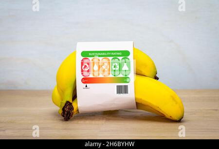 Nachhaltigkeitssiegel für Konsumgüter auf Bananen mit Produktbewertung für ein nachhaltiges ethisches Lebensmittelkonzept Stockfoto