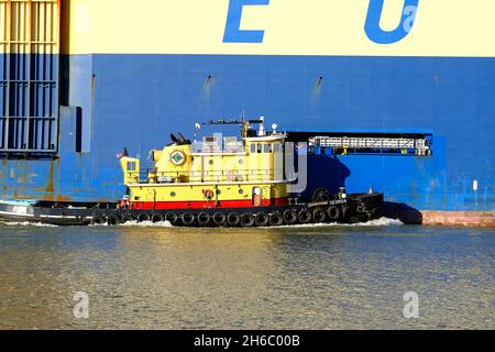 Schlepper Schiebt Massiven Frachter Stockfoto