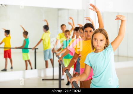 Kinder trainieren Ballettzüge im Studio Stockfoto