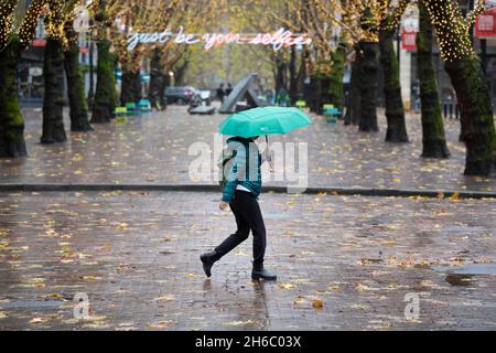 Ein Besucher spaziert am Sonntag, dem 14. November 2021, durch den OCzidental Square in Seattle, während ein atmosphärischer Niederschlagsfluss den Westen Washingtons weiter bedroht. Stockfoto