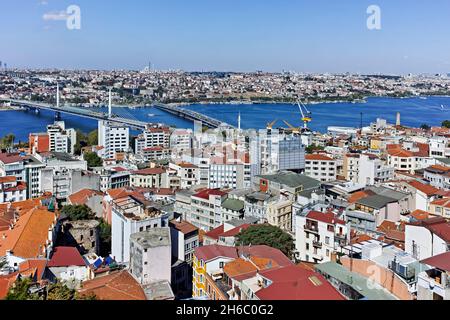 ISTANBUL, TÜRKEI - 27. JULI 2019: Herrlicher Panoramablick vom Galata Tower auf die Stadt Istanbul, Türkei Stockfoto