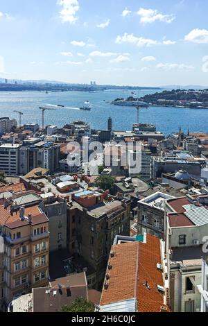 ISTANBUL, TÜRKEI - 27. JULI 2019: Herrlicher Panoramablick vom Galata Tower auf die Stadt Istanbul, Türkei Stockfoto