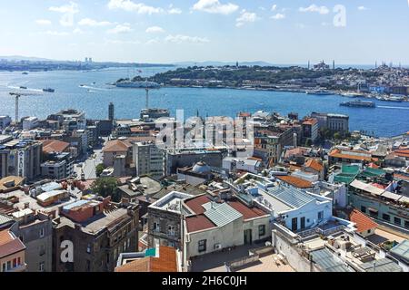 ISTANBUL, TÜRKEI - 27. JULI 2019: Herrlicher Panoramablick vom Galata Tower auf die Stadt Istanbul, Türkei Stockfoto