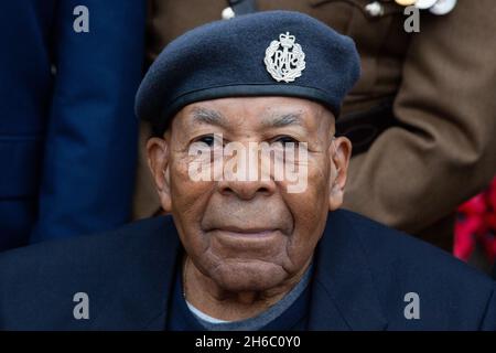 London, Großbritannien. November 2021. Der Veteran des Zweiten Weltkriegs, Gilbert Clark, wurde am Erinnerungssonntag auf dem Windrush Square gesehen. Hunderte von Menschen versammeln sich auf dem Windrush Square in Brixton, um den Beitrag afrikanischer und karibischer Soldaten im Ersten und Zweiten Weltkrieg zu ehren Kredit: SOPA Images Limited/Alamy Live Nachrichten Stockfoto