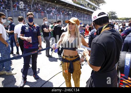 Sao Paulo, Brasilien, 14/11/2021, Mädchen an der Startaufstellung während der Formel 1 Heineken Grande Premio De Sao Paulo 2021, Sao Paulo Grand Prix, 19. Lauf der FIA Formel 1-Weltmeisterschaft 2021 vom 12. Bis 14. November 2021 auf dem Interlagos Circuit, in Sao Paulo, Brasilien - Foto: Dppi/DPPI/LiveMedia Stockfoto