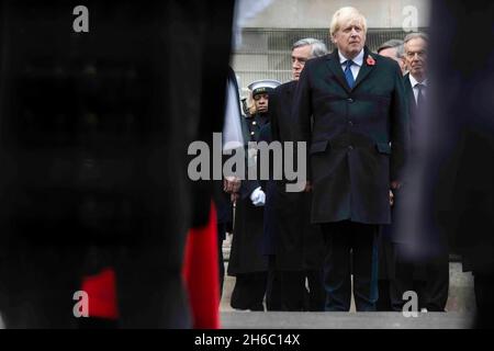 London, Großbritannien. November 2021. Der britische Premierminister Boris Johnson nimmt am National Service of Remembrance im Cenotaph, London, Teil. Der National Service of Remembrance wird jährlich am zweiten Sonntag im November (Remembrance Sunday) im Cenotaph, London, abgehalten, um an den Dienst und die Opfer all jener zu erinnern, die im Militärdienst ihres Landes gefallen sind. Kredit: SOPA Images Limited/Alamy Live Nachrichten Stockfoto