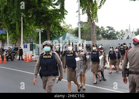 Bangkok, Thailand. November 2021. Weibliche Bereitschaftspolizei mit Schilden betreten das Gebiet auf der Ratchadamnoen Road, Bangkok, um zu verhindern, dass sich am 14. November 2021 eine Gruppe antiabsoluter Monarchie am Democracy Monument, Bangkok, Thailand, versammelt. (Foto von Teera Noisakran/Pacific Press) Quelle: Pacific Press Media Production Corp./Alamy Live News Stockfoto