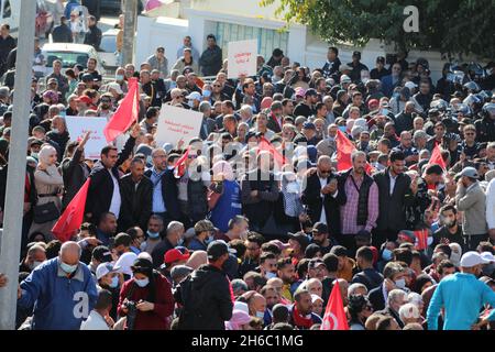 Tunis, Tunesien. Mai 2020. Während eines Protestes gegen die Eroberung der Regierungsgewalt durch Präsident Kais Saied in Tunis halten Demonstranten Fahnen und Plakate.Tausende Tunesier versammelten sich vor dem parlament, um gegen die Machtübernahme des Präsidenten zu protestieren, die sie in Tunis als einen "Putsch" bezeichnet haben. (Bild: © Jdidi Wassim/SOPA Images via ZUMA Press Wire) Stockfoto