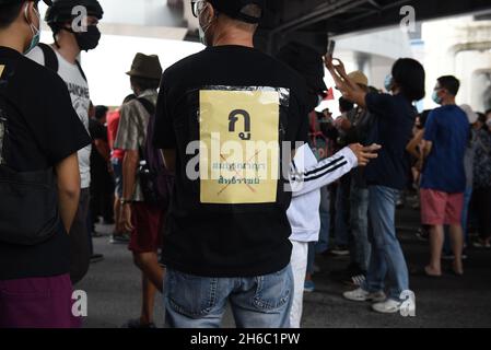 Bangkok, Thailand. November 2021. Demonstranten gegen die Absolute Monarchie versammelten sich am Schnittpunkt von Pathumwan, bevor sie am 14. November 2021 zur deutschen Botschaft in Bangkok, Thailand, marschierten, um eine Erklärung abzugeben. (Bild: © Teera Noisakran/Pacific Press via ZUMA Press Wire) Stockfoto