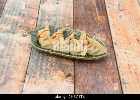 Blatt-förmige Tablett mit Reismehl Teig Gyozas gefüllt mit Schweinefleisch mit Sojasauce gedämpft Stockfoto