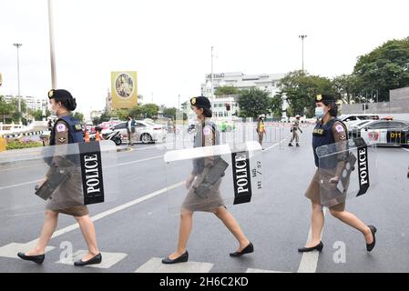 Bangkok, Thailand. November 2021. Weibliche Bereitschaftspolizei mit Schilden betreten das Gebiet auf der Ratchadamnoen Road, Bangkok, um zu verhindern, dass sich am 14. November 2021 eine Gruppe antiabsoluter Monarchie am Democracy Monument, Bangkok, Thailand, versammelt. (Bild: © Teera Noisakran/Pacific Press via ZUMA Press Wire) Stockfoto