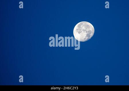 Mond in der abnehmenden Gibbous Phase mit blu Sky im Oktober, horizontal Stockfoto