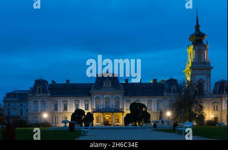 Night Festetics Palace ist ein historisches Wahrzeichen von Keszthely in Ungarn Stockfoto