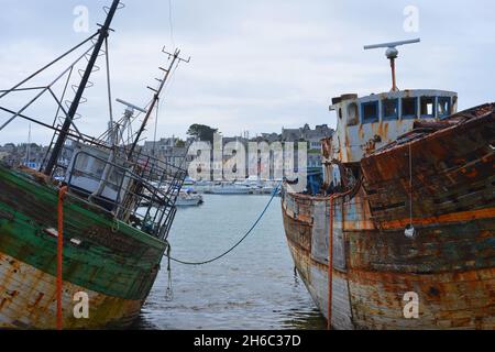 Camaret sur Mer, Frankreich alte rostige Fischerboote verfaulen im Hafen Stockfoto