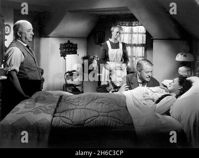 Edmund Gwenn (ganz links stehend), Peggy Ann Garner (links knieend), Reginald Owen (rechts knieend), Jean Prescott (im Bett), am Set des Films, „Bob, Son of Battle“, aka „Thunder in the Valley“, 20th Century-Fox, 1947 Stockfoto