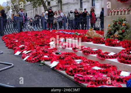 London, Großbritannien. Beim Cenotaph am Gedenktag, wo ein Meer roter Kränze für die Kriegstoten gelegt wurde, zollen die Bürger ihren Respekt. Stockfoto