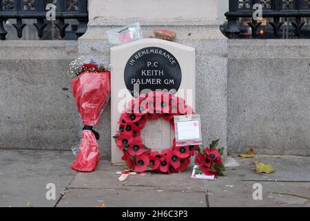 London, Großbritannien. Am Gedenktag wurden am PC Keith Palmer-Denkmal vor den Toren des Parlaments ein Kranz und Blumen zurückgelassen. Stockfoto