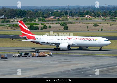 Air Mauritius Airbus A330 vor Abflug nach Mauritius. Moderne A330-900 Neo (A330neo)-Flugzeuge der AirMauritius-Fluggesellschaft. Stockfoto