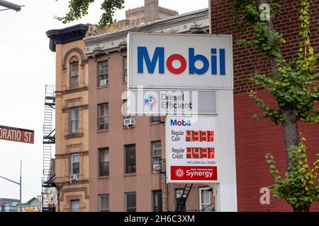 NEW YORK, NY – 14. NOVEMBER: Schild für die mobile Tankstelle zeigt den Bargeldpreis der 87 Liter pro Liter Benzin am 14. November 2021 in New York City an. Der US-Senator Chuck Schumer (D-NY), Mehrheitsführer des Senats, sagt, dass die New Yorker Autofahrer dringend eine Erleichterung von steigenden Kraftstoffpreisen benötigen, da sie vor einer Mobil-Tankstelle in der 8th Avenue im West Village stehen, wo die Preise bei 4,33 Liter pro Gallone für eine Gallone mit 87 Oktan Benzin beginnen. Senator Schumer hofft, dass die Nutzung der Strategischen Ölreserve des Landes eine Weile dazu beitragen würde, die Kraftstoffkosten zu senken. Stockfoto