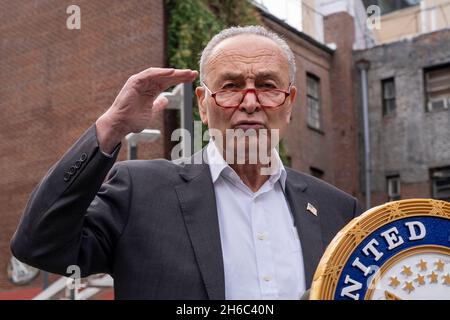 NEW YORK, NY – 14. NOVEMBER: US-Senator Schumer hält am 14. November 2021 eine Pressekonferenz in New York City ab. Der US-Senator Chuck Schumer (D-NY), Mehrheitsführer des Senats, sagt, dass die New Yorker Autofahrer dringend eine Erleichterung von steigenden Kraftstoffpreisen benötigen, da sie vor einer Mobil-Tankstelle in der 8th Avenue im West Village stehen, wo die Preise bei 4,33 Liter pro Gallone für eine Gallone mit 87 Oktan Benzin beginnen. Senator Schumer hofft, dass die Nutzung der Strategischen Ölreserve des Landes eine Weile dazu beitragen würde, die Kraftstoffkosten zu senken. Stockfoto