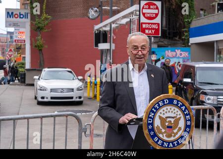 NEW YORK, NY – 14. NOVEMBER: US-Senator Schumer hält am 14. November 2021 eine Pressekonferenz in New York City ab. Der US-Senator Chuck Schumer (D-NY), Mehrheitsführer des Senats, sagt, dass die New Yorker Autofahrer dringend eine Erleichterung von steigenden Kraftstoffpreisen benötigen, da sie vor einer Mobil-Tankstelle in der 8th Avenue im West Village stehen, wo die Preise bei 4,33 Liter pro Gallone für eine Gallone mit 87 Oktan Benzin beginnen. Senator Schumer hofft, dass die Nutzung der Strategischen Ölreserve des Landes eine Weile dazu beitragen würde, die Kraftstoffkosten zu senken. Stockfoto