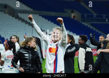 Lyon, Frankreich. November 2021. Lyon, Frankreich, 14. November 2021 Ada Hegerberg (14 Lyon) ) feiert nach dem French Womens D1 Arkema Spiel zwischen Olympique Lyonnais und Paris Saint-Germain im Groupama Stadium in Lyon, Frankreich. Lyubomir Domozetski/SPP Credit: SPP Sport Press Photo. /Alamy Live News Stockfoto