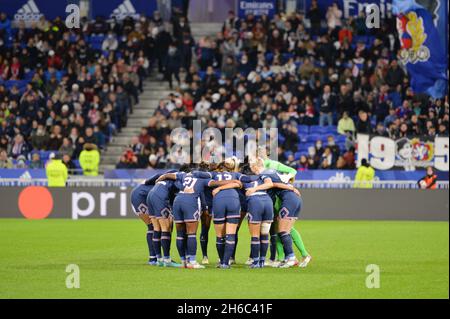 Lyon, Frankreich. November 2021. Lyon, Frankreich, 14. November 2021 die Spieler der PSG treffen sich während des Spiels D1 Arkema der französischen Frauen zwischen Olympique Lyonnais und Paris Saint-Germain im Groupama Stadium in Lyon, Frankreich. Lyubomir Domozetski/SPP Credit: SPP Sport Press Photo. /Alamy Live News Stockfoto