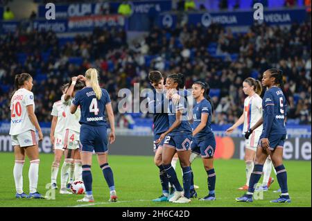 Lyon, Frankreich. November 2021. Lyon, Frankreich, 14. November 2021 Elisa de Almeida (5 PSG) stellt Ashley Lawrence (12 PSG) auf die Konsole, nachdem Letzteres während des Spiels der französischen Frauen D1 Arkema zwischen Olympique Lyonnais und Paris Saint-Germain im Groupama Stadium in Lyon, Frankreich, abgesagt wurde. Lyubomir Domozetski/SPP Credit: SPP Sport Press Photo. /Alamy Live News Stockfoto