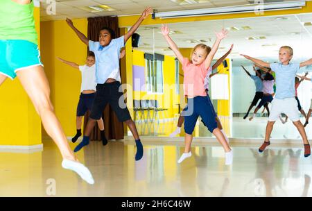 Aktive junge Kinder posieren bei Tanz Klasse Stockfoto