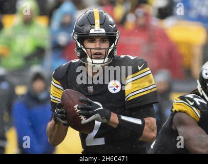 Pittsbugh, Usa. November 2021. Pittsburgh Steelers Quarterback Mason Rudolph (2) tritt während der Krawatte 16-16 mit Detroit Lions am Heinz Field am Sonntag, den 14. November 2021, zurück. Foto von Archie Corper/UPI Credit: UPI/Alamy Live News Stockfoto