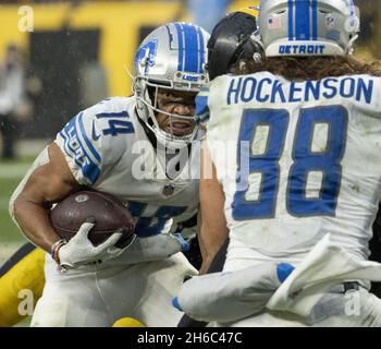 Pittsbugh, Usa. November 2021. Der Detroit Lions Wide Receiver Amon-Ra St. Brown (14) gewinnt drei Yards während der Überstunden des Gleichstand von 16-16 mit den Pittsburgh Steelers am Heinz Field am Sonntag, den 14. November 2021. Foto von Archie Corper/UPI Credit: UPI/Alamy Live News Stockfoto