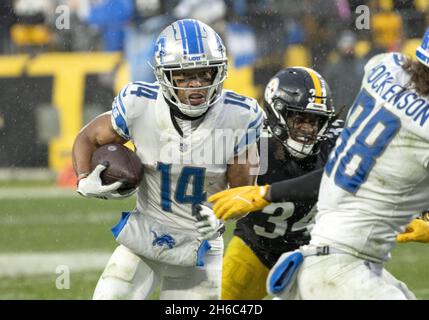 Pittsbugh, Usa. November 2021. Der Detroit Lions Wide Receiver Amon-Ra St. Brown (14) gewinnt drei Yards während der Überstunden des Gleichstand von 16-16 mit den Pittsburgh Steelers am Heinz Field am Sonntag, den 14. November 2021. Foto von Archie Corper/UPI Credit: UPI/Alamy Live News Stockfoto