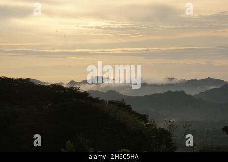 Im Regenwald in Panama steigen bei Sonnenaufgang Wolken aus den Bergen auf Stockfoto