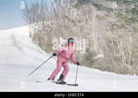 Skifahren - Frau auf Ski. Alpine Ski Concept - Skifahrer Skifahren auf Berg schneebedeckten Skipisten im Winter auf perfekten Pulverschnee genießen Stockfoto