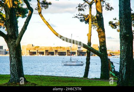 Eine unheimliche Erinnerung an die deutsche Besetzung Frankreichs während des Zweiten Weltkriegs Die Nazi-U-Boot-Basis wurde intakt in Lorient, Bretagne, Frankreich, als Th Stockfoto