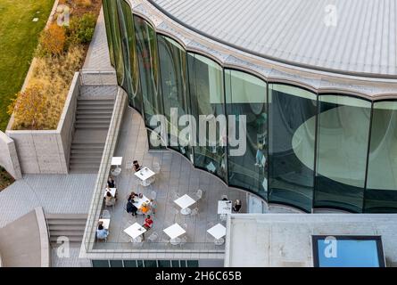 Denver, Colorado - 6. November 2021: Die wunderschöne Aussicht auf das neue Martin Building und das neue Café aus der obersten Etage des Denver Art Museum Stockfoto