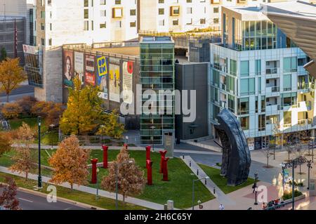 Denver, Colorado - 6. November 2021: Die wunderschöne Aussicht vom obersten Stockwerk des Denver Art Museum Stockfoto