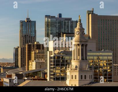 Denver, Colorado, Stadtbild. Rathaus-Uhrenturm und moderne Gebäude vom Denver Art Museum aus gesehen Stockfoto