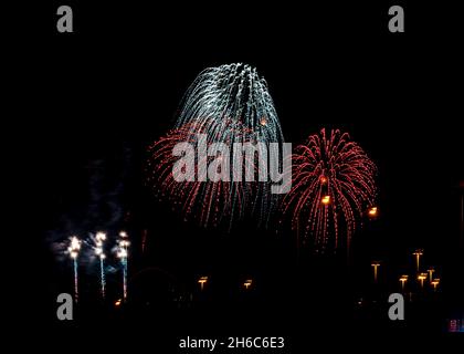 Farbe Feuerwerk am schwarzen Himmel Hintergrund am Canada Day Stockfoto