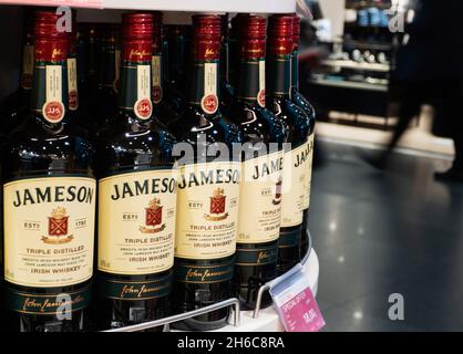 Kiew, Ukraine. November 2021. Jameson Irish Whiskey in einem Regal des Duty Free Stores am internationalen Flughafen Boryspil zu sehen. Kredit: SOPA Images Limited/Alamy Live Nachrichten Stockfoto