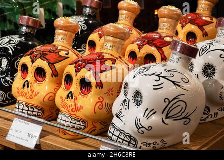 Kiew, Ukraine. November 2021. Kah Tequila Repos auf einem Regal des Duty Free Stores am internationalen Flughafen Boryspil zu sehen. Kredit: SOPA Images Limited/Alamy Live Nachrichten Stockfoto