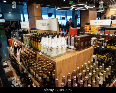 Kiew, Ukraine. November 2021. Alkoholabteilung des Duty Free-Shops am internationalen Flughafen Boryspil. Kredit: SOPA Images Limited/Alamy Live Nachrichten Stockfoto