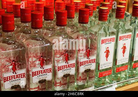 Kiew, Ukraine. November 2021. Beefeater Gin auf einem Regal von Duty Free Store am internationalen Flughafen Boryspil gesehen Kredit: SOPA Images Limited/Alamy Live News Stockfoto