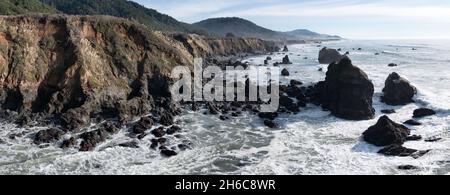 Der ruhige Pazifik fließt an die zerklüftete Küste Nordkaliforniens. Der Pacific Coast Highway verläuft direkt entlang dieser Region in Mendocino. Stockfoto