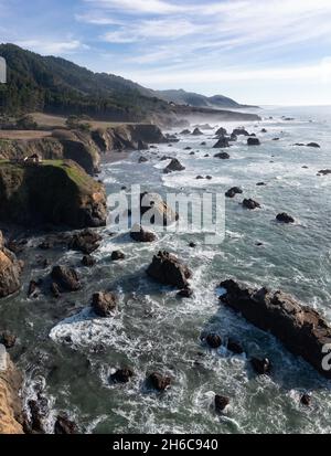 Der ruhige Pazifik fließt an die zerklüftete Küste Nordkaliforniens. Der Pacific Coast Highway verläuft direkt entlang dieser Region in Mendocino. Stockfoto